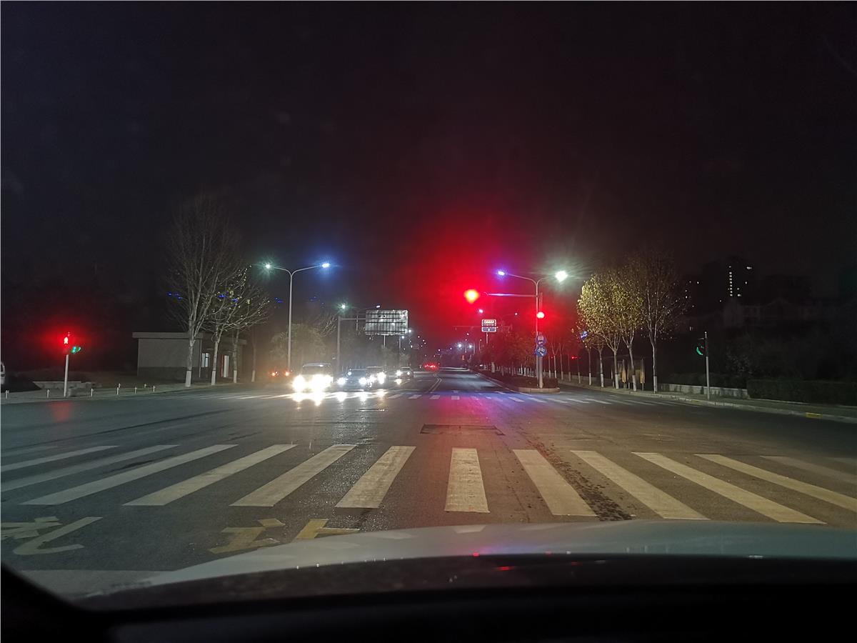 闯红灯后，车子停在路中间会扣分吗？